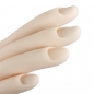 Nagelkunstpraxis reicht flexiblem Silikon prothetische Hand