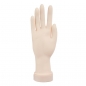 Nagelkunstpraxis reicht flexiblem Silikon prothetische Hand