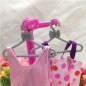 12 Stück Kunststoff Mini Kleiderbügel für Barbie Puppe Kleidung Zubehör