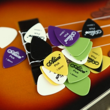 100pcs Electric Guitar Picks Plektren (verschiedene Dicke und Farben)