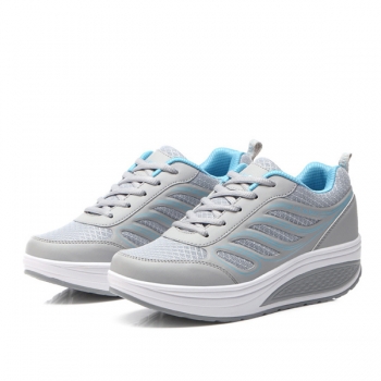 Frauen verwickeln breathable Sportschuhe zufällige Plattformen haben Schuhe geschüttelt