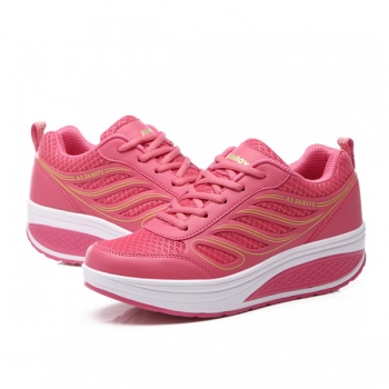 Frauen verwickeln breathable Sportschuhe zufällige Plattformen haben Schuhe geschüttelt