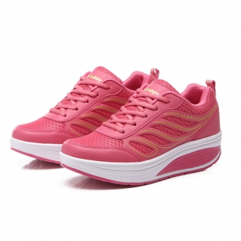 Frauen verwickeln breathable Sportschuhe zufällige Plattformen haben Schuhe geschüttelt
