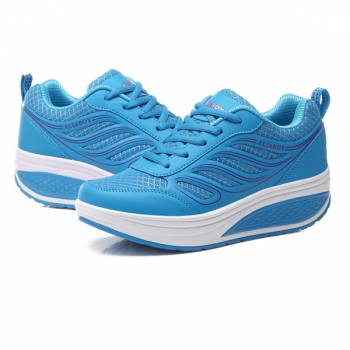 Frauen verwickeln breathable Sportschuhe zufällige Plattformen haben Schuhe geschüttelt