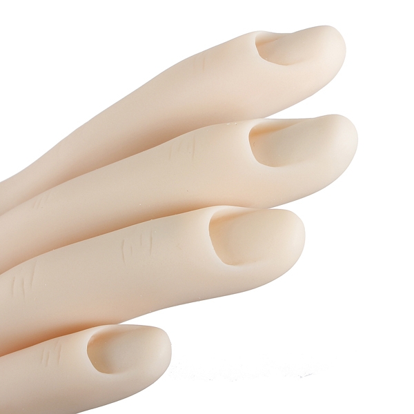 Nagelkunstpraxis reicht flexiblem Silikon prothetische Hand