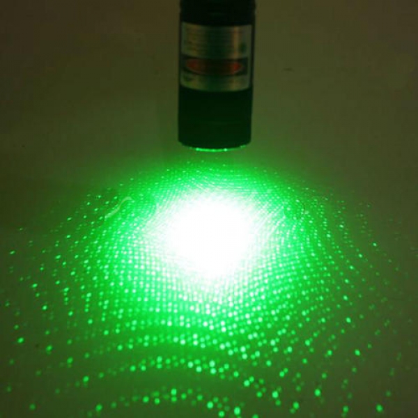 G303 regulierbarer Fokus 532nm 5mw grüner Laser pointer+light Sternkappe