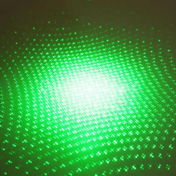 G303 regulierbarer Fokus 532nm 5mw grüner Laser pointer+light Sternkappe