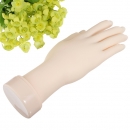 Nagelkunstpraxis reicht flexiblem Silikon prothetische Hand